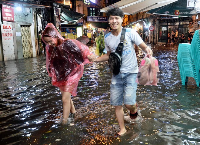 Hà Nội: Phố tây Tạ Hiện - Lương Ngọc Quyến mênh mông nước, nhiều cặp đôi phải cõng nhau di chuyển - Ảnh 12.