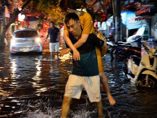 Hà Nội: Phố tây Tạ Hiện - Lương Ngọc Quyến mênh mông nước, nhiều cặp đôi phải cõng nhau di chuyển - Ảnh 2.