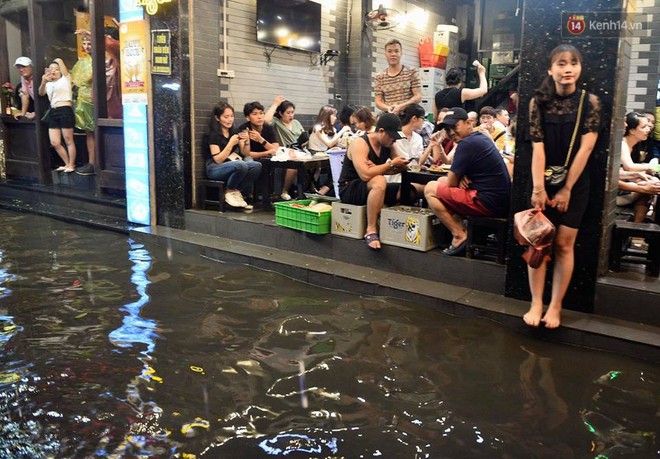 Hà Nội: Phố tây Tạ Hiện - Lương Ngọc Quyến mênh mông nước, nhiều cặp đôi phải cõng nhau di chuyển - Ảnh 6.