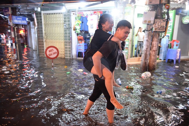 Hà Nội: Phố tây Tạ Hiện - Lương Ngọc Quyến mênh mông nước, nhiều cặp đôi phải cõng nhau di chuyển - Ảnh 8.