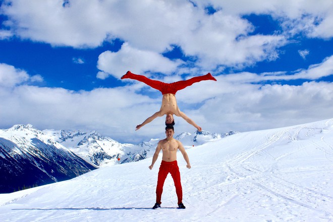 Anh em Quốc Cơ - Quốc Nghiệp diễn xiếc trên núi tuyết Canada, quyết tâm chinh phục cái lạnh -10 độ C - Ảnh 3.