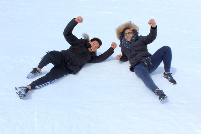 Anh em Quốc Cơ - Quốc Nghiệp diễn xiếc trên núi tuyết Canada, quyết tâm chinh phục cái lạnh -10 độ C - Ảnh 1.