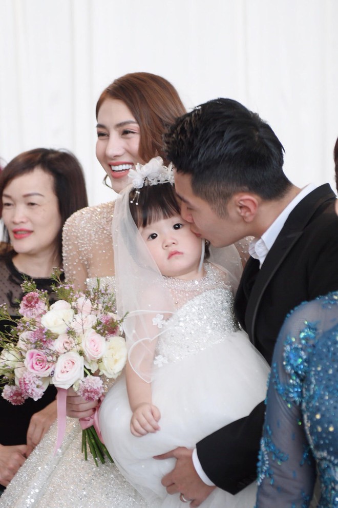 Ngọc Trinh c&ugrave;ng d&agrave;n mỹ nh&acirc;n Vbiz nổi bật nhưng chưa chiếm spotlight bằng con g&aacute;i tr&ograve;n 1 tuổi trong đ&aacute;m cưới L&ecirc; H&agrave; - Ảnh 4.