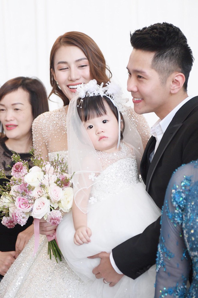 Ngọc Trinh c&ugrave;ng d&agrave;n mỹ nh&acirc;n Vbiz nổi bật nhưng chưa chiếm spotlight bằng con g&aacute;i tr&ograve;n 1 tuổi trong đ&aacute;m cưới L&ecirc; H&agrave; - Ảnh 3.