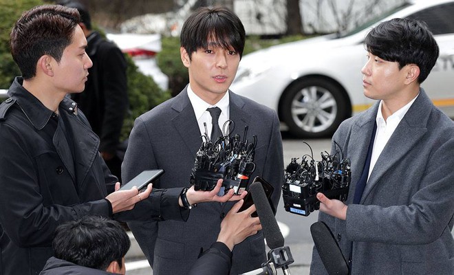 Tin nóng dồn dập: Choi Jong Hoon cuối cùng đã nhận tội, hôn thê tài phiệt của Yoochun bị bắt và trói tay giải về đồn - Ảnh 1.