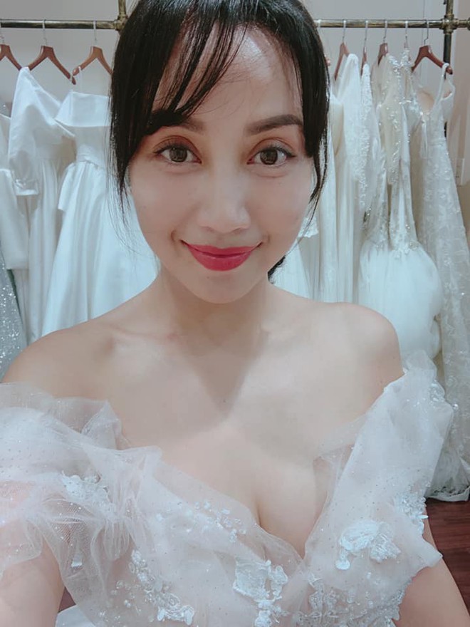 Mẹ 3 con Ốc Thanh V&acirc;n mặc v&aacute;y cưới vẫn trẻ trung, kỷ niệm 11 năm ng&agrave;y l&ecirc;n xe hoa - Ảnh 4.