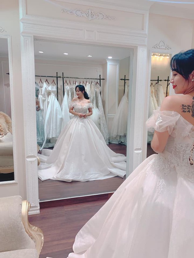 Mẹ 3 con Ốc Thanh V&acirc;n mặc v&aacute;y cưới vẫn trẻ trung, kỷ niệm 11 năm ng&agrave;y l&ecirc;n xe hoa - Ảnh 3.