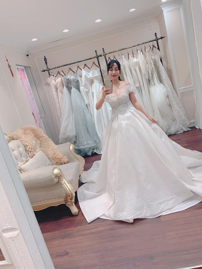 Mẹ 3 con Ốc Thanh V&acirc;n mặc v&aacute;y cưới vẫn trẻ trung, kỷ niệm 11 năm ng&agrave;y l&ecirc;n xe hoa - Ảnh 2.