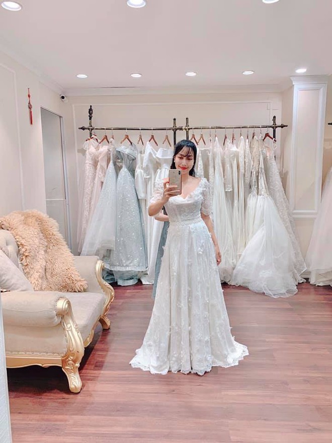 Mẹ 3 con Ốc Thanh V&acirc;n mặc v&aacute;y cưới vẫn trẻ trung, kỷ niệm 11 năm ng&agrave;y l&ecirc;n xe hoa - Ảnh 1.