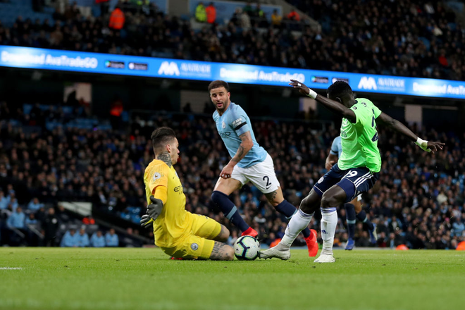 Hạ gục Cardiff, Man City đ&ograve;i lại ng&ocirc;i đầu Ngoại hạng Anh từ tay Liverpool - Ảnh 6.