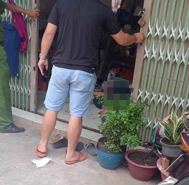 T&aacute; hỏa ph&aacute;t hiện người vợ tử vong, chồng nguy kịch trong căn nh&agrave; ở S&agrave;i G&ograve;n - Ảnh 1.