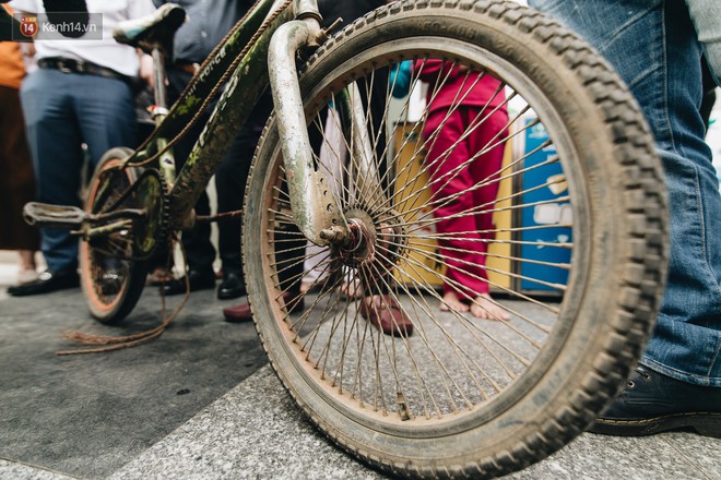 103 triệu đồng cho đôi dép "khét lẹt" và chiếc xe đạp vượt 103 km của cậu bé Sơn La: Sự tử tế của những người xa lạ - Ảnh 3.