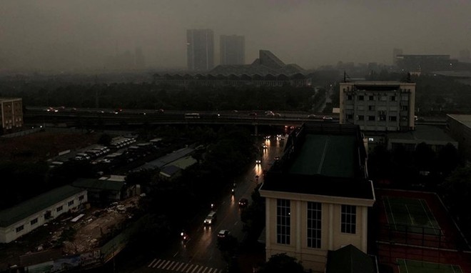 Trời Hà Nội tối đen, mưa như trút nước vào đúng giờ cao điểm sáng - Ảnh 2.