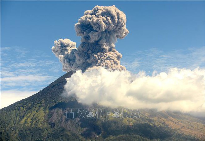 Núi lửa Agung tại Indonesia phun trào cột tro bụi cao 2.000m - Ảnh 1.