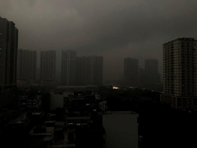 Trời Hà Nội tối đen, mưa như trút nước vào đúng giờ cao điểm sáng - Ảnh 3.