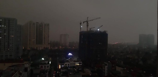 Trời Hà Nội tối đen, mưa như trút nước vào đúng giờ cao điểm sáng - Ảnh 5.