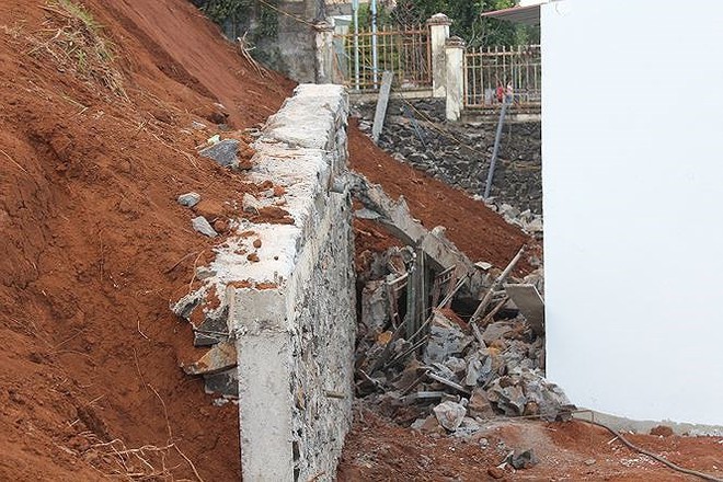 Nghệ An: Sập k&egrave; đ&aacute; chống sạt lở l&agrave;m 3 phụ nữ v&agrave; trẻ em bị thương nặng - Ảnh 1.