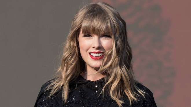 Bình tĩnh như Taylor Swift: Thay vì lo cho ngôi biệt thự bị xe tông nát cửa thì chị đi... comment dạo lời bài hát cái đã - Ảnh 3.