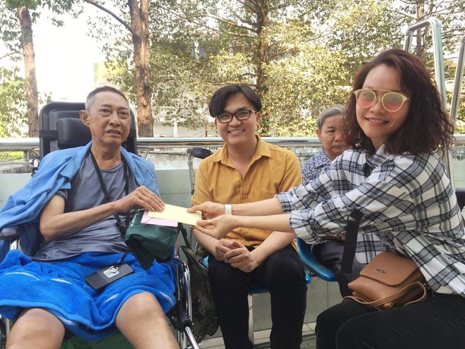 MC Đại Nghĩa đến bệnh viện thăm và trao hơn 270 triệu đồng tiền quyên góp cho nghệ sĩ Lê Bình sau hơn 1 ngày kêu gọi giúp đỡ - Ảnh 2.