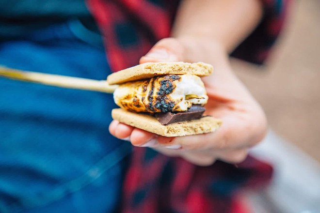 Smores: món bánh lạ lùng có tên thêm miếng nữa được sinh ra từ lửa trại của người Mỹ - Ảnh 1.