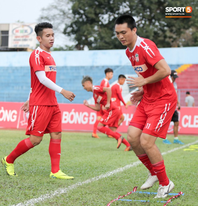 Tuấn Anh thể hiện tố chất thủ lĩnh ở HAGL, vui buồn lẫn lộn ng&agrave;y trở lại đất dữ Lạch Tray - Ảnh 2.