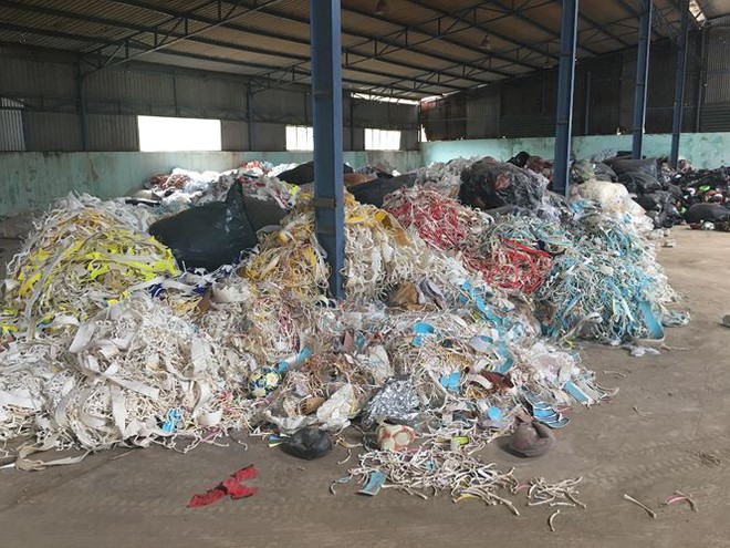 Choáng váng khi hàng chục tấn rác thải công nghiệp bị đổ trộm vào nhà - Ảnh 2.