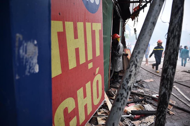Hà Nội: Quán thịt chó trên đường Lạc Long Quân bốc cháy lan sang hai cửa hàng, khói đen kịt trời - Ảnh 8.