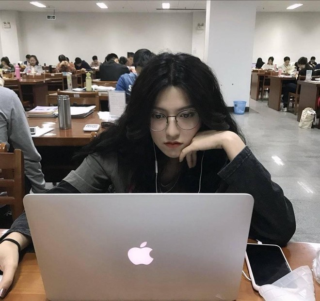 Nữ du học sinh Việt đang được truy lùng info nhiều nhất hôm nay: Nhan sắc như idol Hàn Quốc lại hao hao một Á hậu Việt Nam - Ảnh 1.