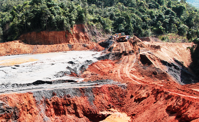 Sụp v&agrave;o hố b&ugrave;n thải mỏ quặng, 1 phụ nữ tử vong - Ảnh 1.