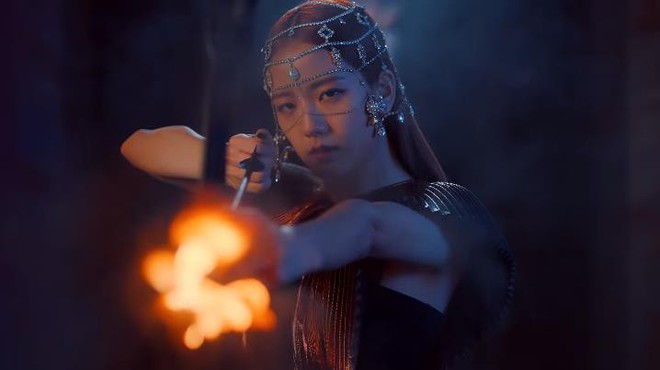 Thuyết âm mưu li kì như phim kinh dị ở MV “Kill This Love”: Song trùng giống Us nhập vào Black Pink? - Ảnh 22.