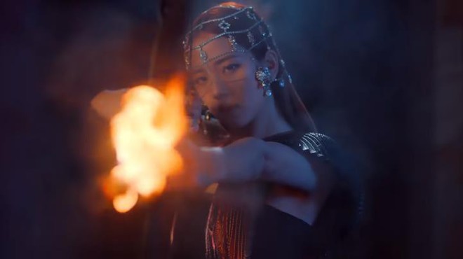 Thuyết âm mưu li kì như phim kinh dị ở MV “Kill This Love”: Song trùng giống Us nhập vào Black Pink? - Ảnh 11.