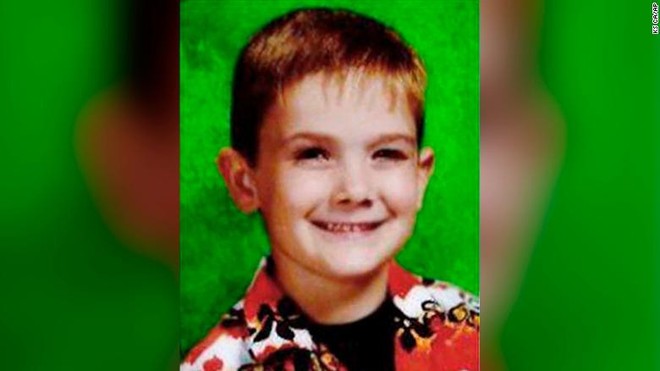 Thanh niên bất hảo tự nhận là cậu bé mất tích 8 năm trước khiến gia đình đứa trẻ suy sụp, dân Mỹ phẫn nộ - Ảnh 1.