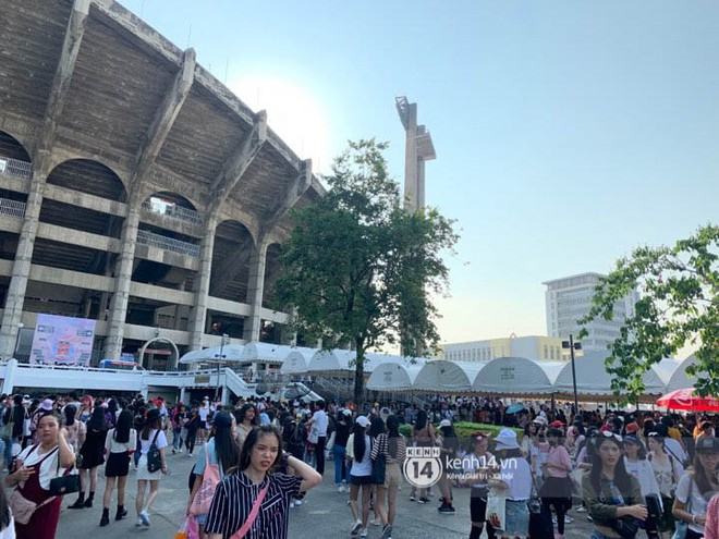 Trực tiếp từ Bangkok: Hàng ngàn bạn trẻ Việt hoà mình vào đám đông dài bất tận để chờ xem concert nhóm nhạc toàn cầu BTS! - Ảnh 7.