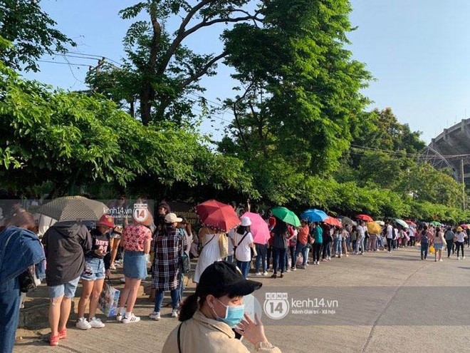 Trực tiếp từ Bangkok: Hàng ngàn bạn trẻ Việt hoà mình vào đám đông dài bất tận để chờ xem concert nhóm nhạc toàn cầu BTS! - Ảnh 5.