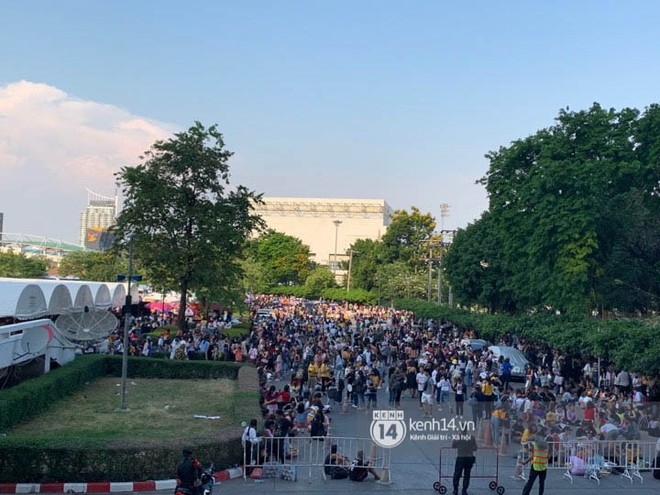 Trực tiếp từ Bangkok: Hàng ngàn bạn trẻ Việt hoà mình vào đám đông dài bất tận để chờ xem concert nhóm nhạc toàn cầu BTS! - Ảnh 2.