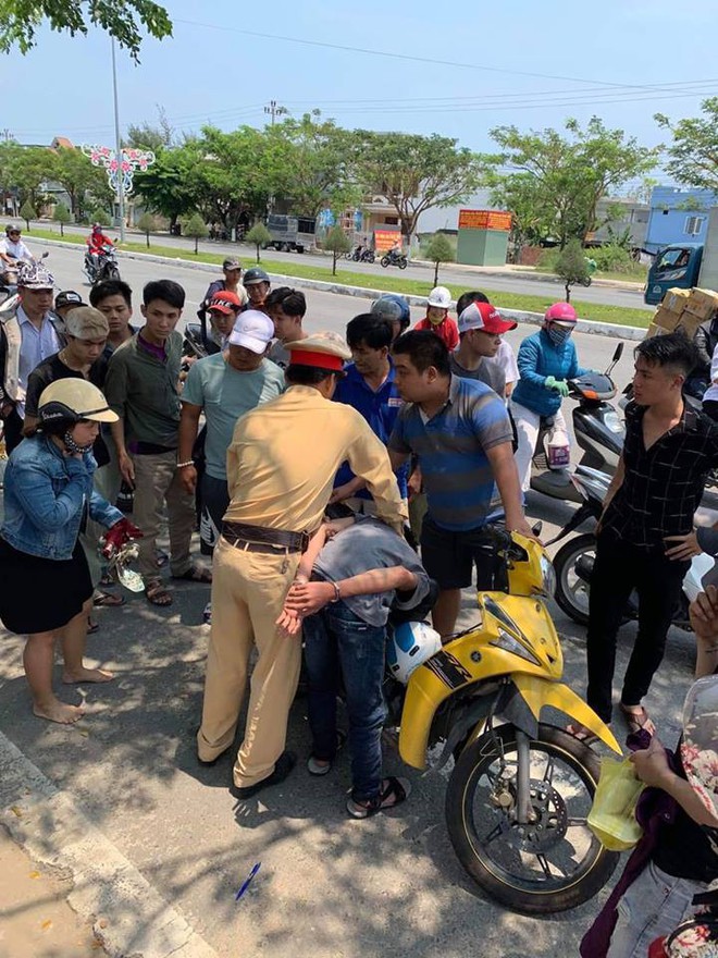 CSGT Đà Nẵng bắt nóng 2 thiếu niên cướp giật điện thoại của 2 phụ nữ chạy xe máy - Ảnh 1.