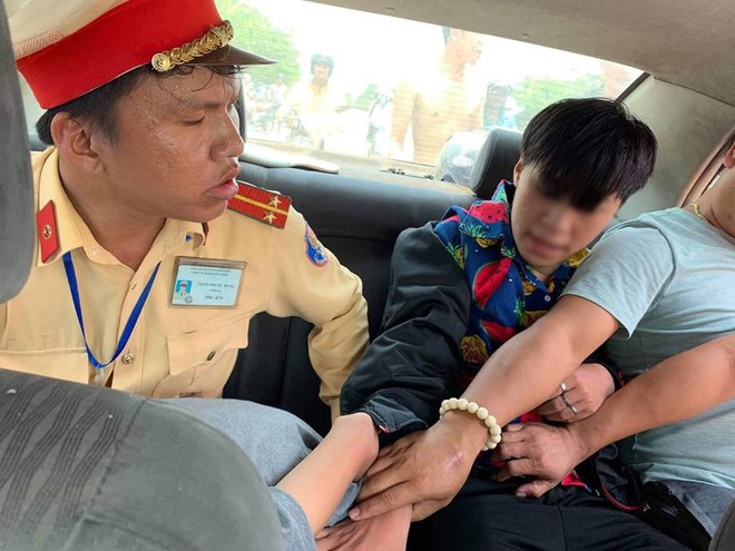 CSGT Đà Nẵng bắt nóng 2 thiếu niên cướp giật điện thoại của 2 phụ nữ chạy xe máy - Ảnh 3.