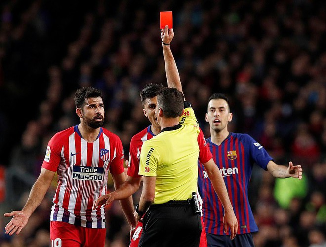 G&atilde; đi&ecirc;n Diego Costa chửi thẳng mặt trọng t&agrave;i, Atletico Madrid d&acirc;ng chức v&ocirc; địch v&agrave;o tay Barcelona - Ảnh 4.