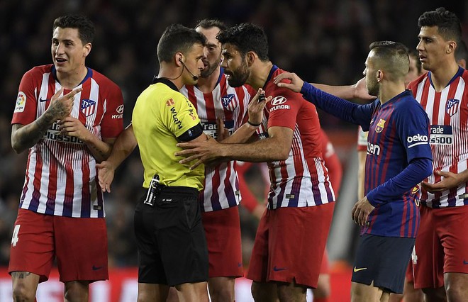 G&atilde; đi&ecirc;n Diego Costa chửi thẳng mặt trọng t&agrave;i, Atletico Madrid d&acirc;ng chức v&ocirc; địch v&agrave;o tay Barcelona - Ảnh 3.