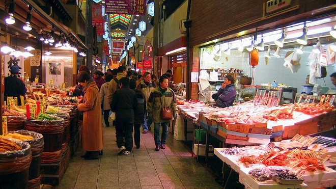 Khám phá ngôi chợ hơn 400 năm tuổi được mệnh danh là căn bếp của người dân Kyoto ở Nhật Bản - Ảnh 1.