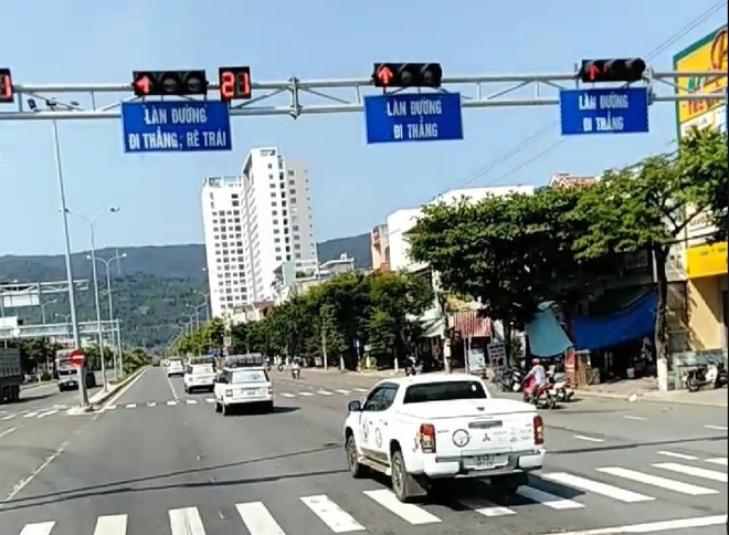 Truy tìm đoàn ôtô phóng vun vút, nối đuôi nhau ngang nhiên vượt đèn đỏ tại giao lộ ở Đà Nẵng - Ảnh 2.