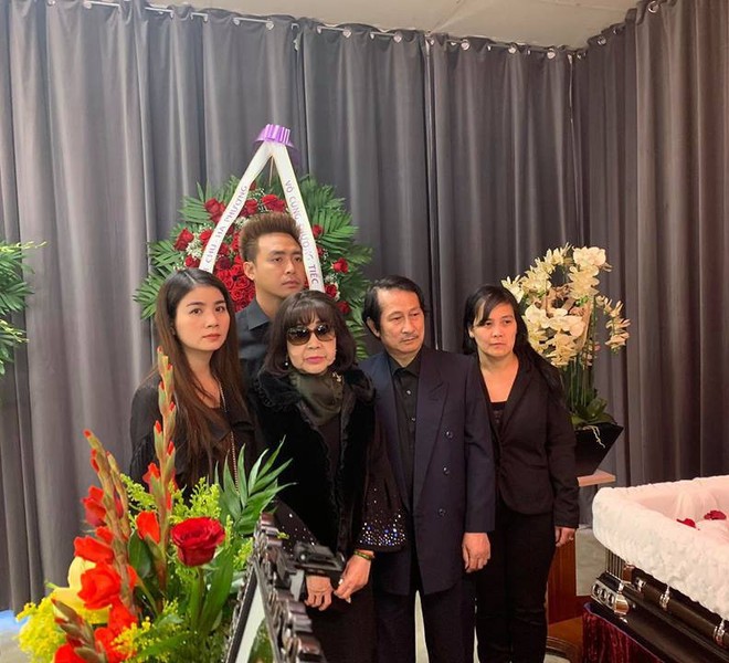 Vợ chồng Thu Phương, Kha Ly và bạn bè nghệ sĩ thắp nhang tiễn biệt diễn viên Anh Vũ trong đám tang tại Mỹ - Ảnh 1.