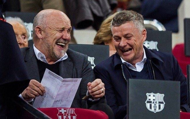 Solskjaer cười sảng kho&aacute;i khi đi trinh th&aacute;m Barcelona, fan MU tr&ecirc;u: Chắc đi xem cho vui, Barca đ&aacute; thế sao chơi - Ảnh 3.