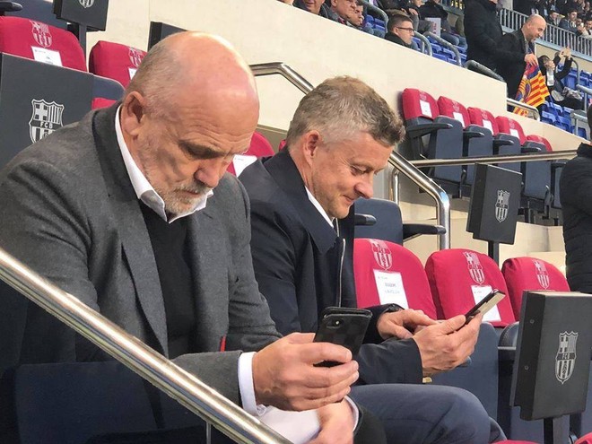 Solskjaer cười sảng kho&aacute;i khi đi trinh th&aacute;m Barcelona, fan MU tr&ecirc;u: Chắc đi xem cho vui, Barca đ&aacute; thế sao chơi - Ảnh 4.