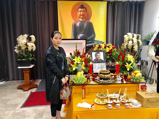 Vợ chồng Thu Phương, Kha Ly và bạn bè nghệ sĩ thắp nhang tiễn biệt diễn viên Anh Vũ trong đám tang tại Mỹ - Ảnh 3.