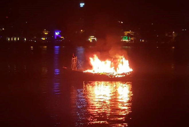 Tàu cá bốc cháy ngùn ngụt trên sông Hàn, ngư dân trắng tay vì gần tỷ đồng bị thiêu rụi - Ảnh 1.