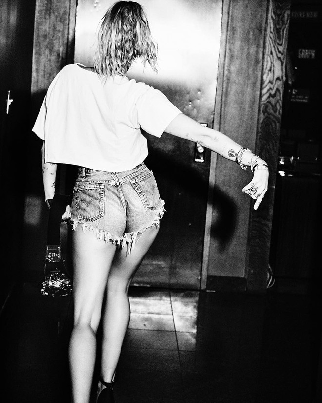 Miley Cyrus captivates viewers' eyes with a series of extremely seductive black and white photos - Photo 4.
