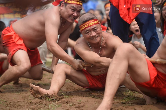 Sôi động thanh niên cởi trần tham gia trò chơi kéo co ngồi trong lễ hội đền Trấn Vũ - Ảnh 11.