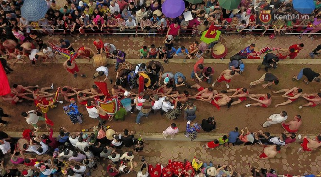 Sôi động thanh niên cởi trần tham gia trò chơi kéo co ngồi trong lễ hội đền Trấn Vũ - Ảnh 7.