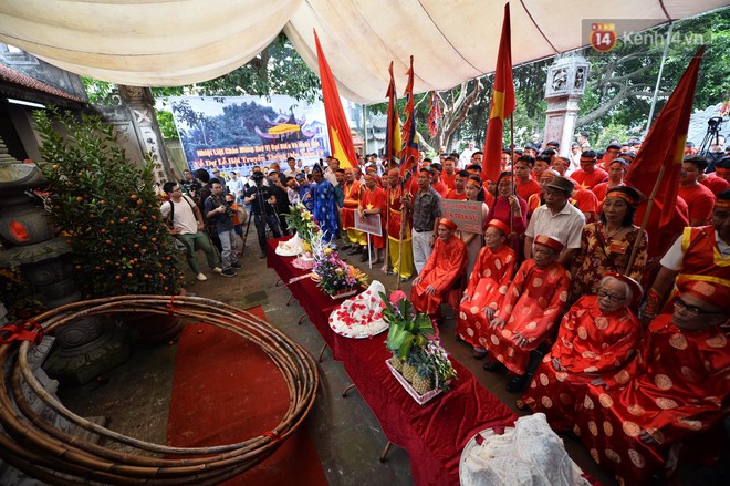 Sôi động thanh niên cởi trần tham gia trò chơi kéo co ngồi trong lễ hội đền Trấn Vũ - Ảnh 2.